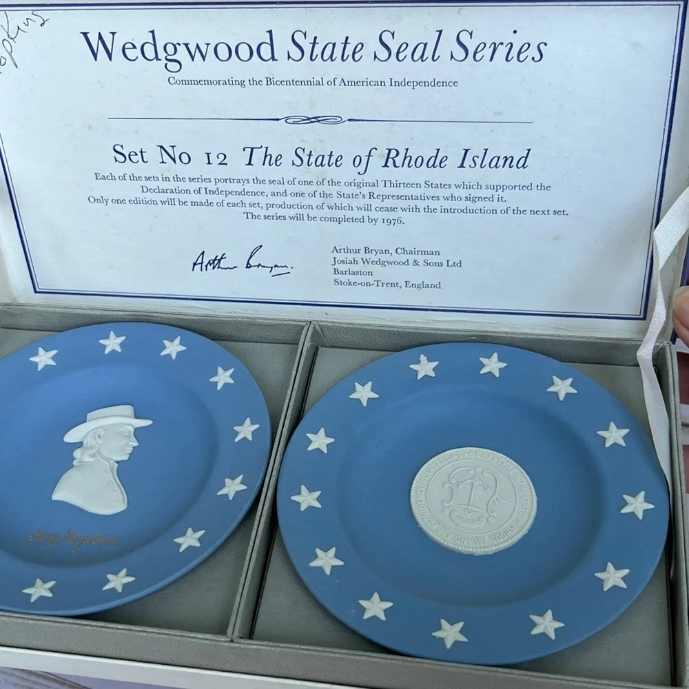 Wedgewood Vintage Seal of State Series Jasperware Set12 Rhode Island Hopkins - Picture 1 of 9